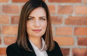 Maria Ergül är författare och HR-chef som driver Vägra väggen, en digital plattform som arbetar förebyggande mot stress.