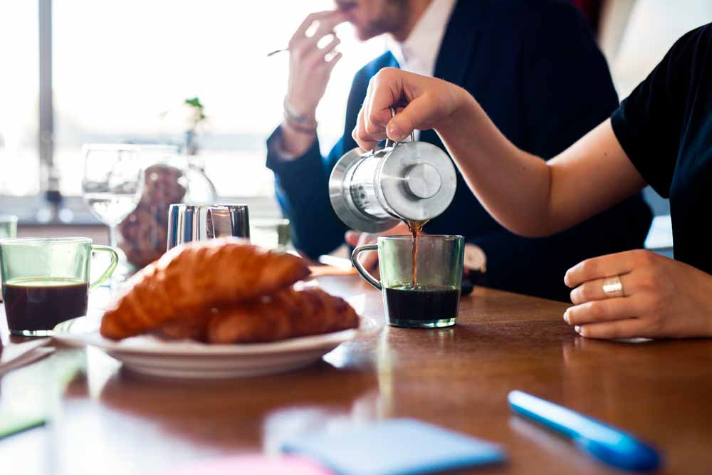 Kan jag bjuda medarbetare på frukost – utan att skatta?