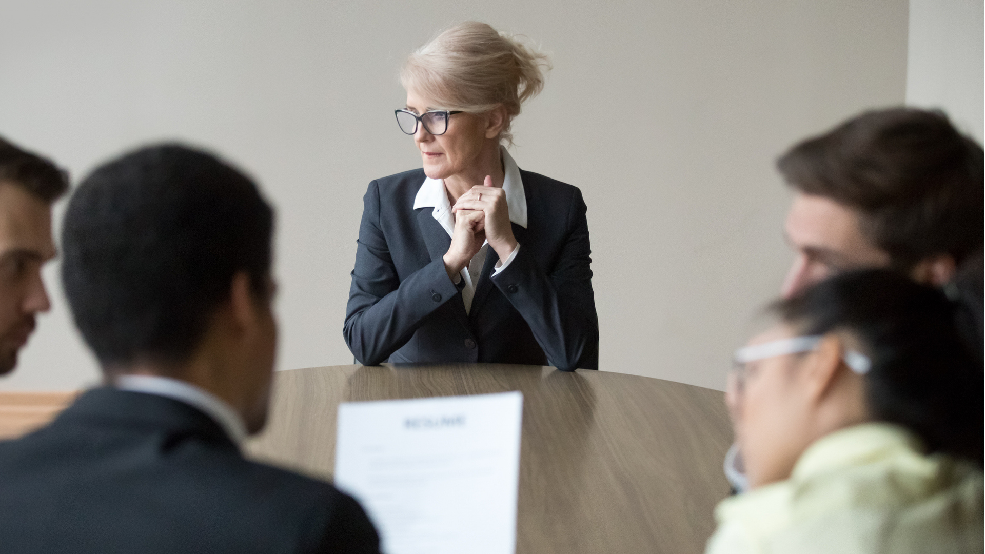 Regeringen tar krafttag mot åldersdiskriminering: ”Ett rent slöseri”