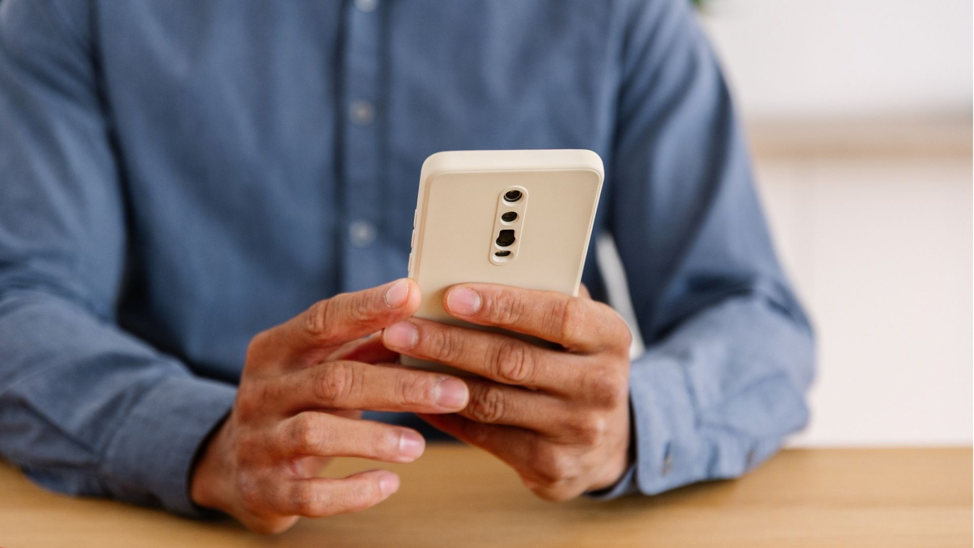 ”Phubbing” på rasten kan försämra arbetsmiljön