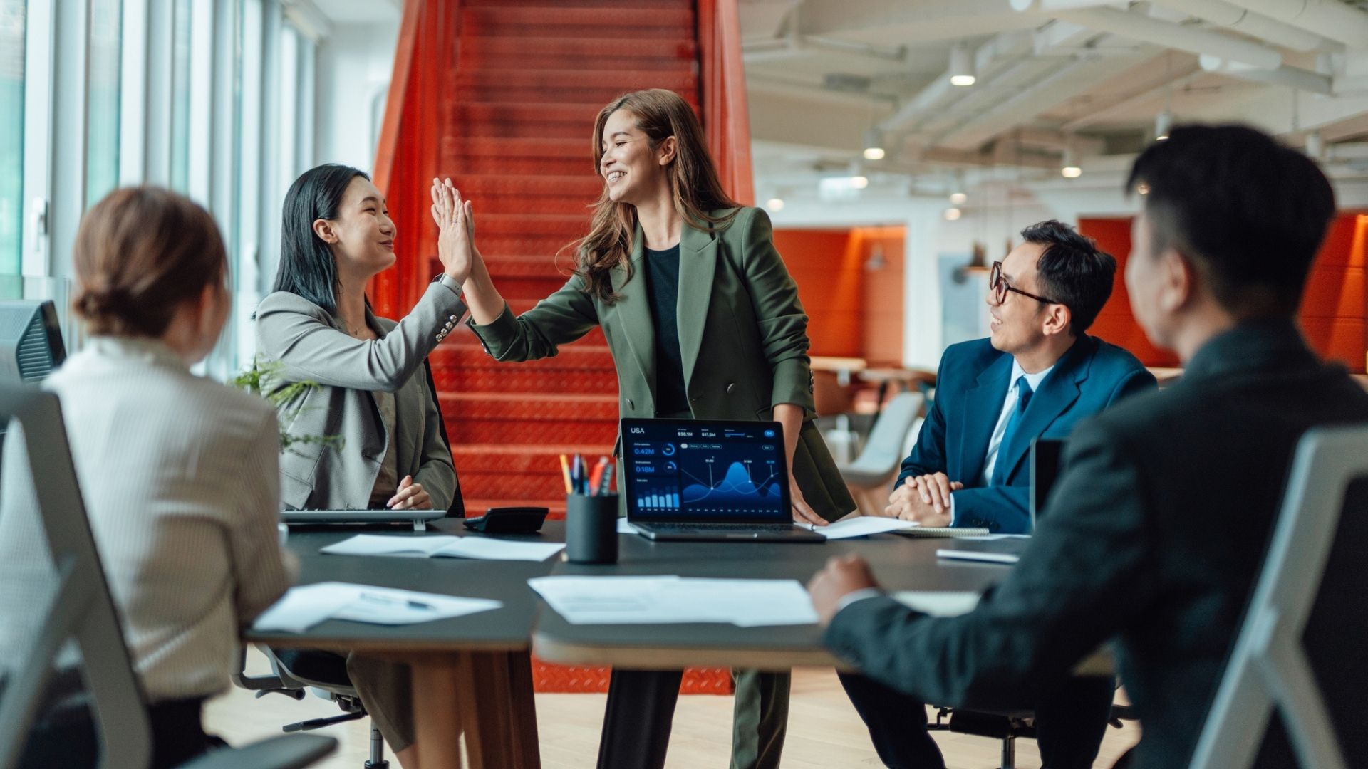 Faran med proximity bias – så undviker du att gynna “de som syns”